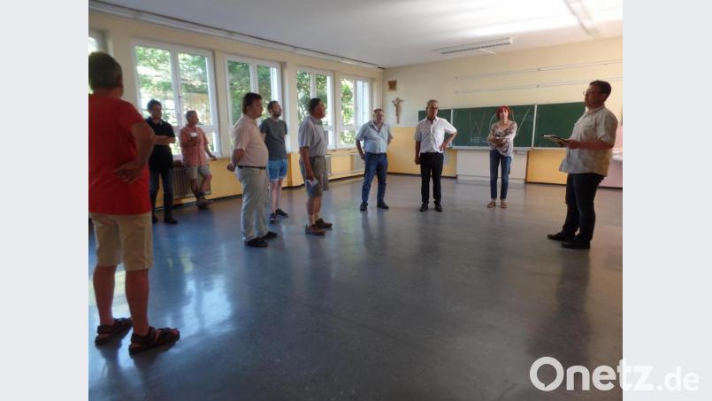 In einem der früheren Klassenzimmer des Waldecker Schulgebäudes besprechen Bauamtsleiter Roland Sächerl (rechts), Bürgermeister Werner Nickl (Dritter von rechts) und die Mitglieder des Bauausschusses die anstehenden Umbaumaßnahmen. Bild: br