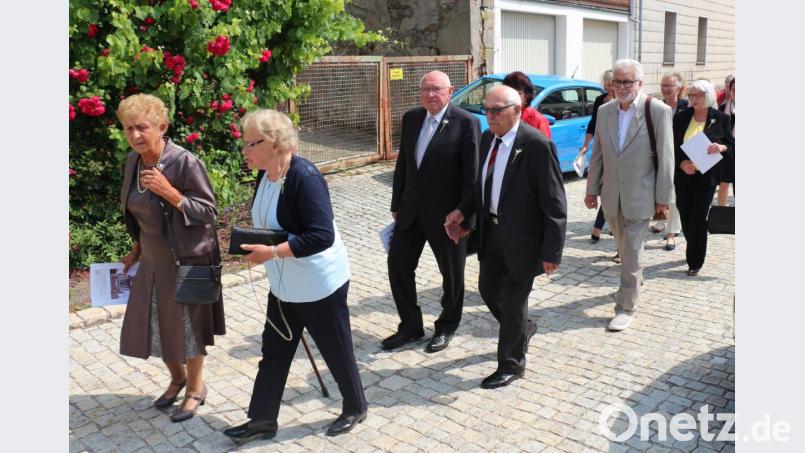 Nach dem Gottesdienst zogen die Jubelkonfirmanden für ein Erinnerungsfoto in den Pfarrgarten beim Gemeindehaus. Bild: rpp