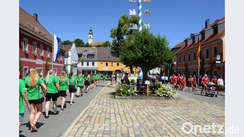 Sportlicher Gegenverkehr beim Festzug auf dem Pleysteiner Marktplatz. Bild: bey