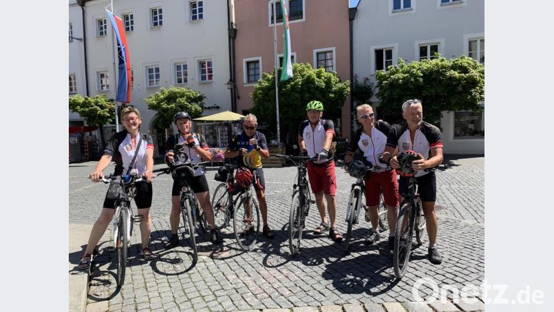 Nach 678 Kilometern im Sattel kommt die Radlergruppe pünktlich zum Bürgerfest in Weiden an. Sie war sechs Tage zuvor in der Partnergemeinde Weiden am See gestartet. Bild: Karin Wilck
