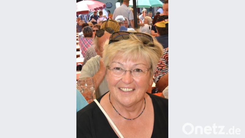 Ingeborg Rudnik will den Gästen aus den Weidener Partnerstädten mit ihrer Anwesenheit die Ehre erweisen. Auch den Wein aus Weiden am See &quot;ist sehr bekömmlich&quot;, empfiehlt sie das Genussmittel aus Österreich. Bild: Karin Wilck