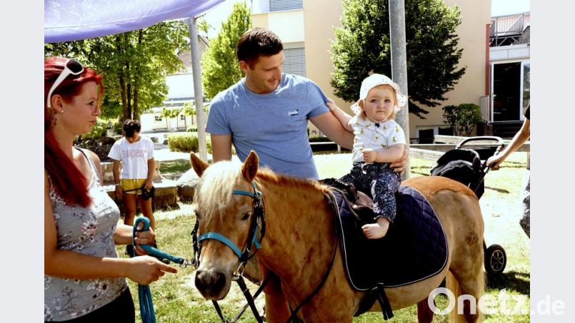 Etwas misstrauisch sitzt Leni auf dem Pony. Bild: bkr