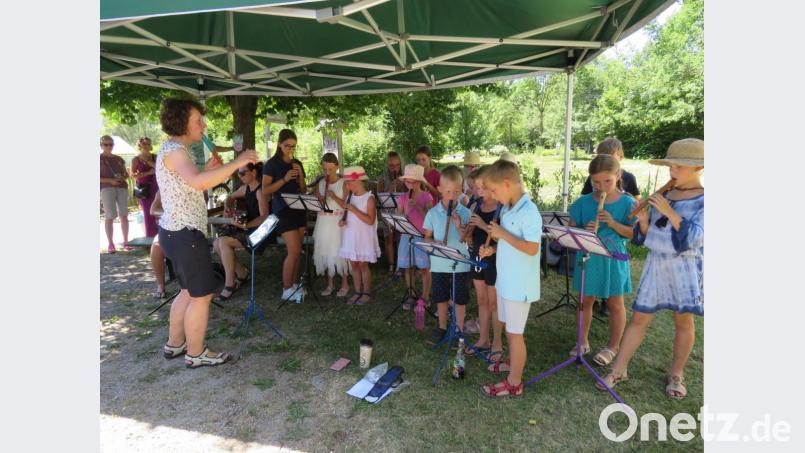 Im Kreislehrgarten spielte der Flötenchor der Stadtkapelle auf. Bild: ubb