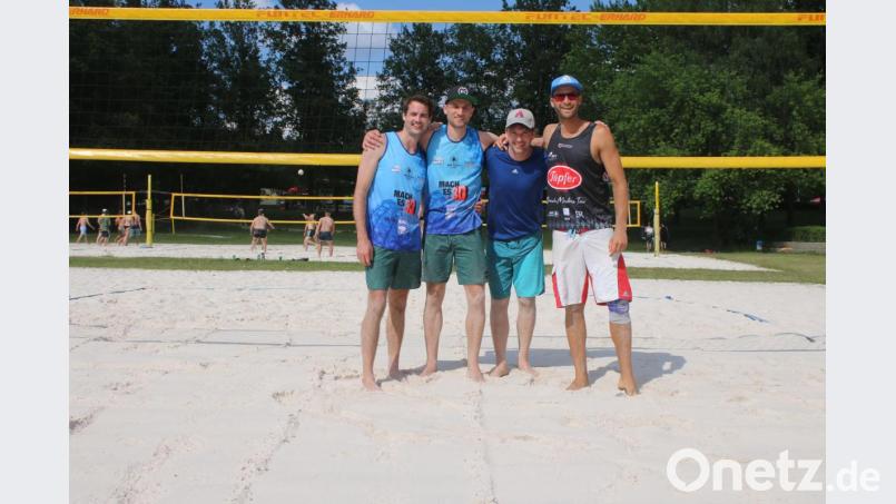 Stefan Kolb und Tim Schmelzer (links) gewinnen das Herren-Finale gegen Leo Basel und Matthias Seidl. Bild: sne