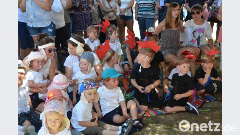 Auf einem Bauernhof ist allerhand geboten. Auf Augenhöhe mit Kuh &amp; Co. waren die Mädchen und Buben der Kindertagesstätte Don Bosco bei ihrem Auftritt am Pfarrfestsonntag. Bild: dob