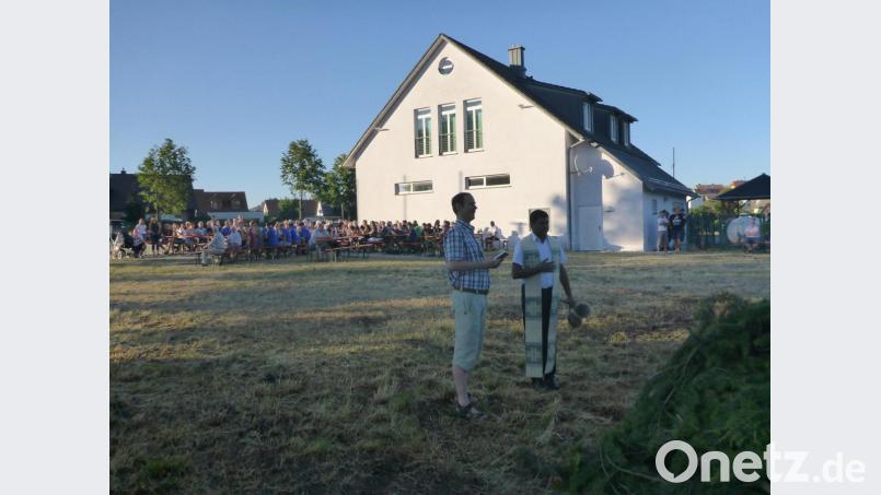 Pfarrer Matthias Weih trägt die Lesung vor. Pater Prince Kalarimuryil segnet das Feuer zu Ehren des heiligen Johannes. Bild: bk