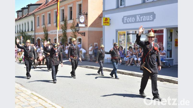 Beim Festzug fehlt auch die historische Gruppe der Pleysteiner Wehr nicht, die trotz der Hitze die &quot;Bekleidungsvorschriften&quot; einhält. Bild: bey