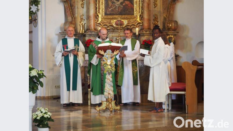 Pater Rafal zelebriert den Dankgottesdienst. Bild: stn