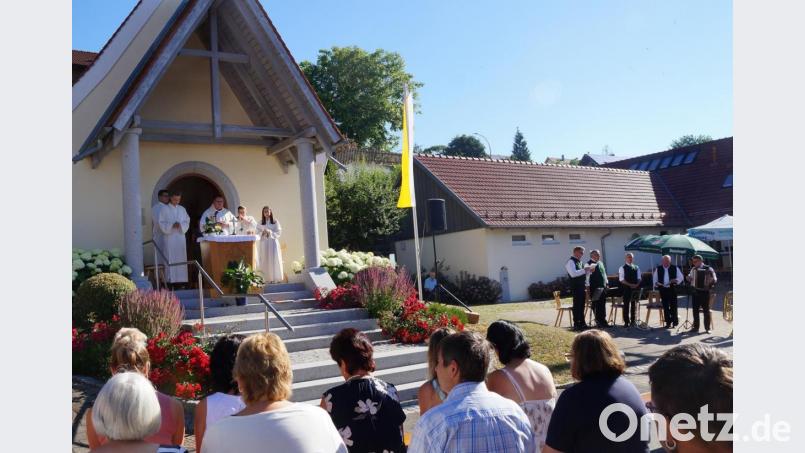 Pfarrer Markus Urban stellte in seiner Predigt zum „Hansenfest“ des Kapellenvereins den Patron der Kapelle, Johannes den Täufer, heraus. Die Dieterskirchener Sänger (im Hintergrund, rechts) umrahmten musikalisch. Bild: weu