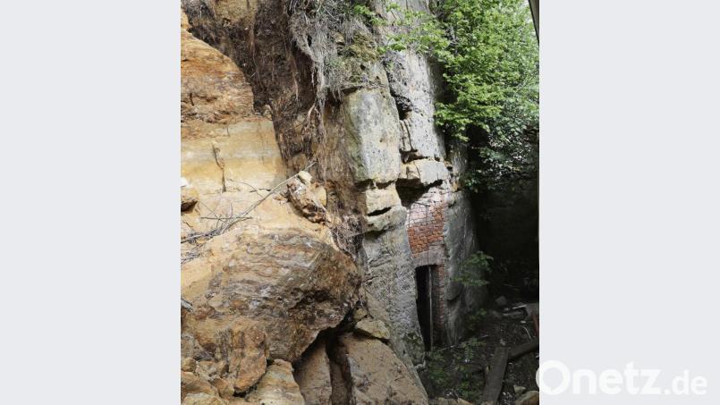 Ein Felskeil in der Wand, der nicht mehr sicher steht, bildet eine Bedrohung für das Haus. Bild: Wolfgang Steinbacher