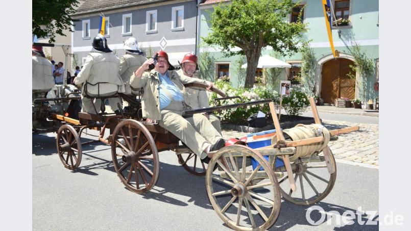 Ein kühler Schluck aus der Flasche macht die Rundfahrt durch Pleysteins Altstadt leichter. Bild: bey