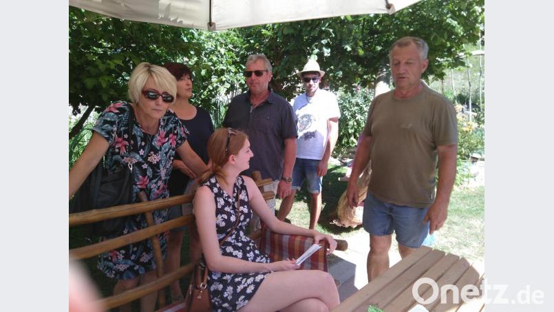 Rudi Forster (re.) erklärte gerne seinen künstlerisch verspieltenund doch durchdachten Garten Bild: mma