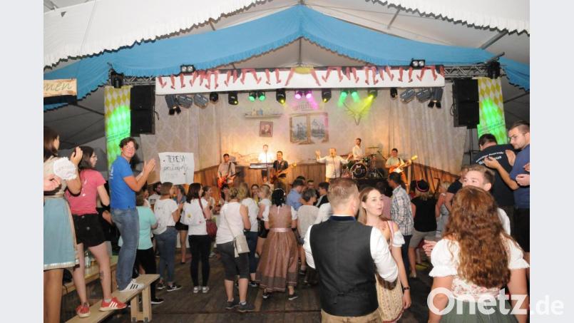 Wenn die &quot;Gipfelstürmer&quot; mit ihrer &quot;Volxmusik&quot; loslegen, füllt sich ganz schnell die Tanzfläche. Archivbild: bey
