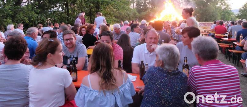 Im Schein des Johannisfeuers verbrachten die Besucher einen gemütlichen Abend. Bild: ohr