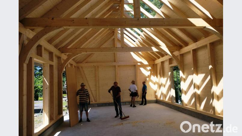 Das Richtbäumchen ist schon aufgestellt. Dorfbewohner und Hirthausfreunde packen kräftig an, um mit Handwerkern der Zimmerei Wiesnet die Holzelemente für die 12 mal 6,50 Meter große Gemeinschaftshalle in Münchsreuth zu errichten. Bild: do