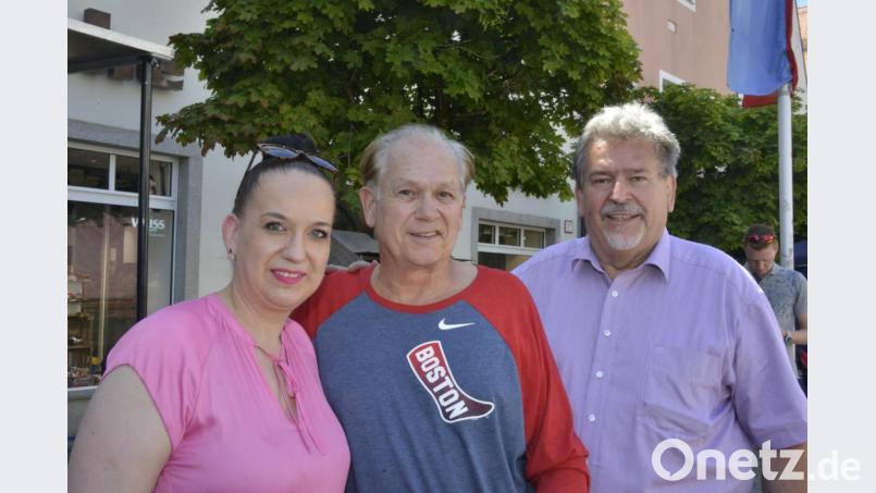 Bob Dischner (Mitte) aus New York liebt das Weidener Bürgerfest. Sein Cousin Hans Sperrer (rechts) und seine Tochter, Stadträtin Stefanie Sperrer, freuen sich, dass er zum vierten Mal die Reise antrat. Bild: Karin Wilck