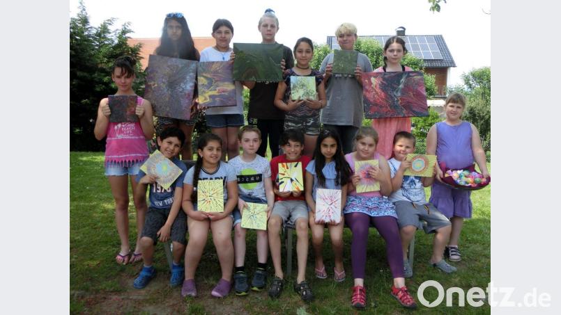 Gießen von Acrylfarben oder Einsatz einer Schleudermaschine: Mit ungewöhnlichen Techniken schaffen die Schüler der Offenen Ganztagsschule am Sonderpädagogischen Förderzentrum ebenso ungewöhnliche Kunstwerke. Bild: exb