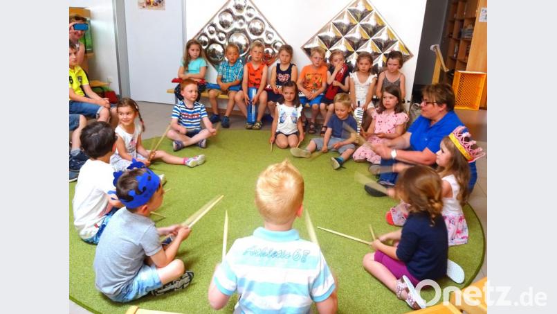 Spaß und Frohsinn kommen bei den gewählten Musiktiteln nicht zu kurz, die Musiklehrerin Kornelia Kraus (rechts) mit dem Nachwuchs im Kindergarten präsentiert. Bild: fjo