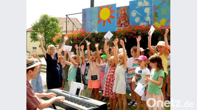 Ein Mitmach-Lied bei der Kindermesse auf dem Mariahilfberg: Der Sonnengesang von Franz von Assisi. Bild: Stephan Huber