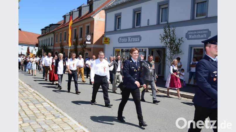 Mit an der Spitze des Festzugs Bürgermeister und Schirmherr Rainer Rewitzer, Ehrenschirmherr Stadtpfarrer Pater Hans Ring, Zweite Bürgermeisterin Andrea Lang, MdL Stephan Oetzinger, Bürgermeister Petr Mislivec, Bor sowie Stadtratsmitglieder. Bild: bey