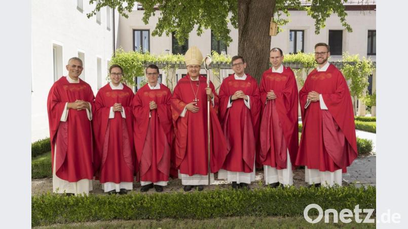 Bischof Rudolf Voderholzer (Mitte) mit den neuen Priestern. Bild: altrofoto.de