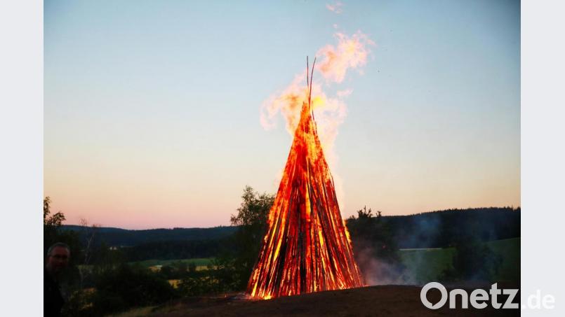 Weit zu sehen war das Johannisfeuer auf der Schadenreuther Platte. Bild: JOCHEN NEUMANN 
ERBENDORF