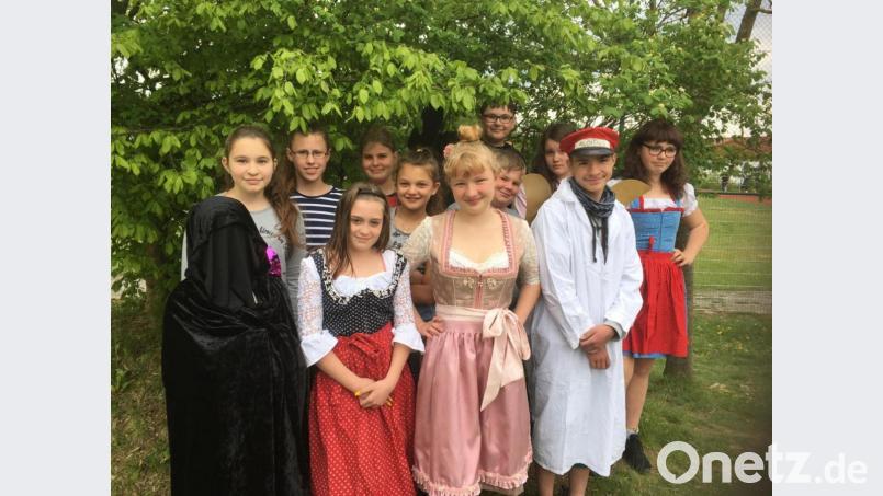 Die Akteure der St. Felixschule für eine Oberpfälzerin im Himmel Bild: arw