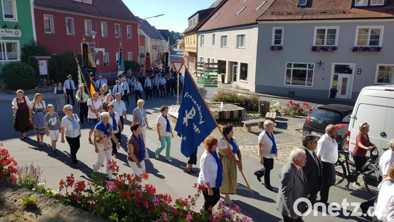 Vom Kurpark-Eingang zur Pfarrkirche St. Peter und Paul marschierten die Vereine, angeführt von den Moosbacher Musikanten, zum Festgottesdienst. Bild: gi