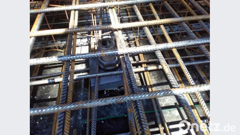 Die großen quaderförmigen Muttern, die auf die Bohrpfähle geschraubt sind, werden in die Betondecke eingegossen. Jeweils zwei davon liegen übereinander. Bild: ld