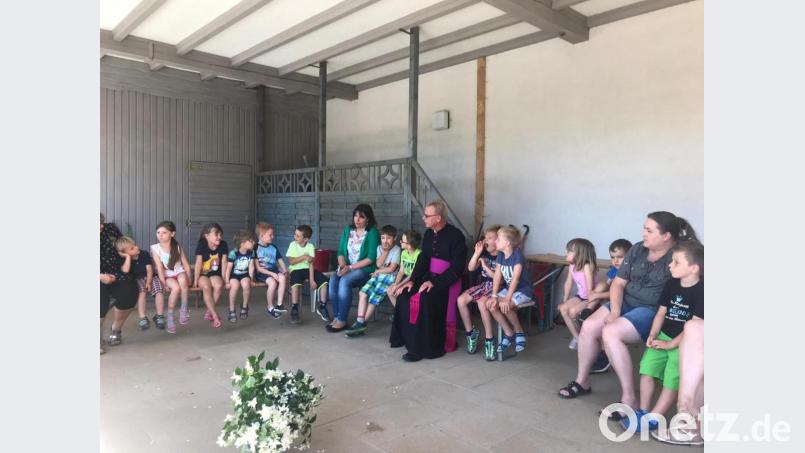 Im Kreise der Kinder fühlte sich der Jubilar sichtlich wohl. Bild: soj