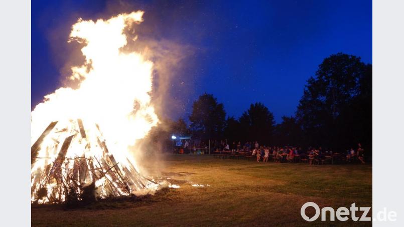 Hell loderten die Flammen des Feuers in den Nachthimmel. Bild: mmj