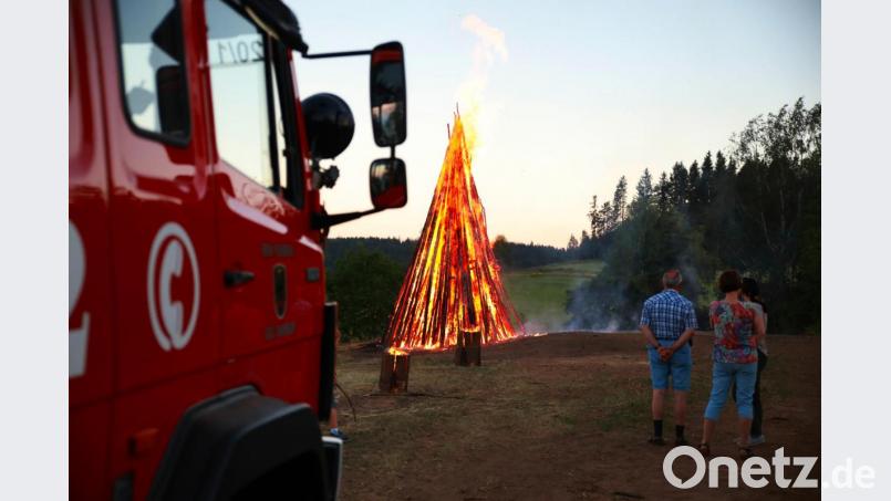 Die Feuerwehr hatte das Johannisfeuer auf der Schadenreuther Platte jederzeit unter Kontrolle. Bild: JOCHEN NEUMANN 
ERBENDORF