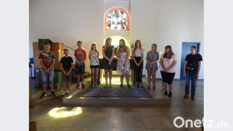 Zehn Konfirmanden stellen sich der Kirchenfamilie vor. Bild: rn