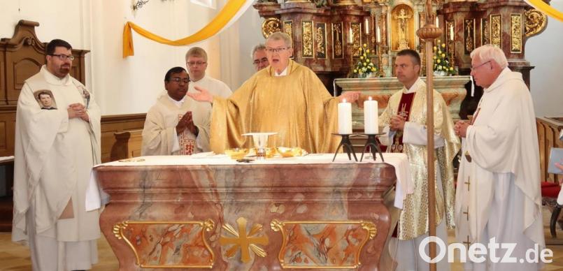 An seiner langjährigen Wirkungsstätte St. Ägidius in Vilseck feiert Dietmar Schindler, jetzt Ruhestandsgeistlicher in der Pfarrei St. Josef Weiden, sein 50. Priesterjubiläum (von links): Kaplan Pater Johannes Bosco (Weiden), Pfarrvikar Hruday Kumar Madanu, Pastoralassistent Stefan Dotzler (Weiden), Diakon Dieter Gerstacker, Jubelpriester Dietmar Schindler, Pfarrer Markus Schmid (Weiden) und Pfarrer Martin Schultes (früher Schlicht). Bild: rha