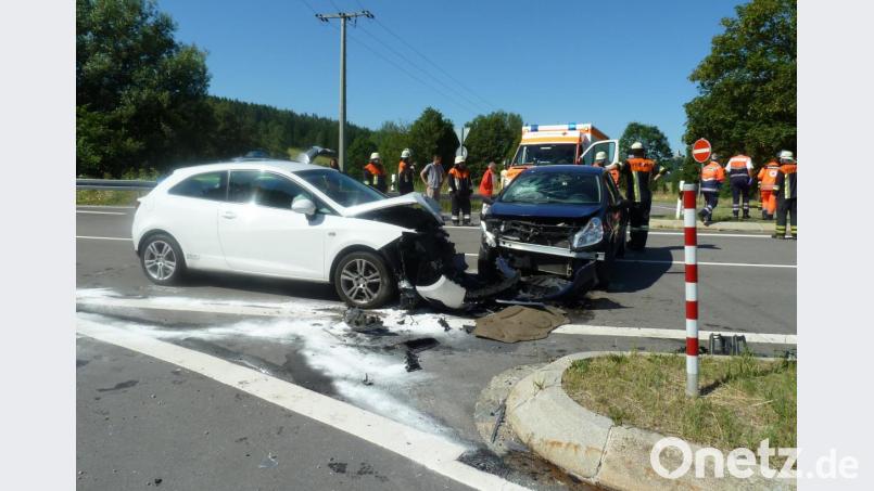 Die zwei Kleinwagen krachten mitten auf der Bundesstraße 22 zusammen. Die beiden Fahrerinnen wurden dabei mittelschwer verletzt. Bild: Portner