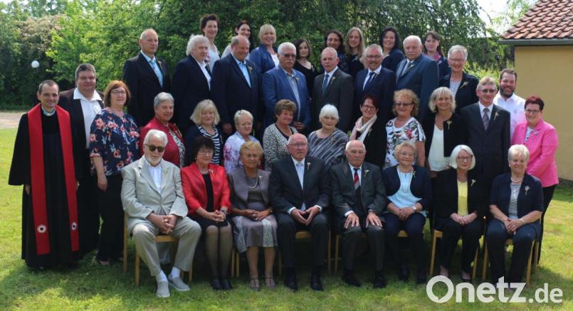 Bei der Jubelkonfirmation erneuern die Jubilare das Band der Taufe. Zur Erinnerung an diesen besonderen Tag stellen sie sich zu einem Foto auf. Bild: rpp