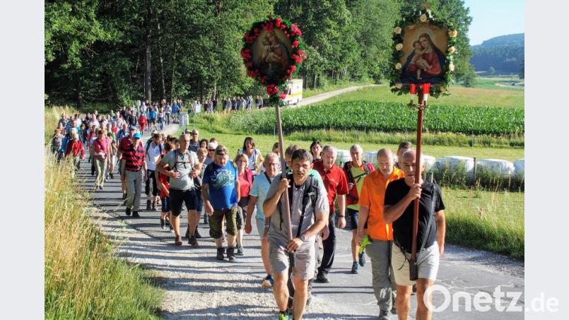 Die geschmückten Pilgertafeln der Gläubigen aus Hirschau und Ehenfeld führen den Pilgerzug auf den Mariahilfberg an. Bild: fdl