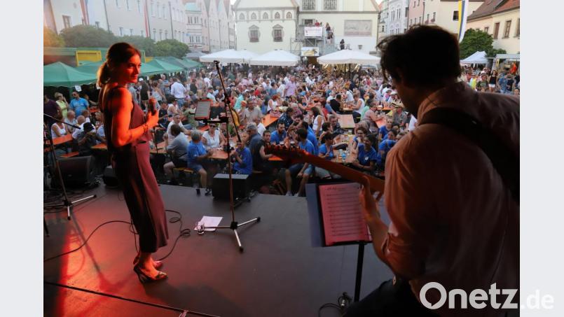 &quot;Pino Barone&quot; und die Wärme sorgen für einen italienischen Abend am Oberen Markt. Bild: za