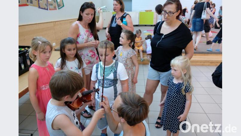 Fasziniert zeigen sich Kinder und Eltern von der Möglichkeit, unter fachkundiger Anleitung des musikalischen Personals ihr Lieblingsinstrument zu testen. Bild: do