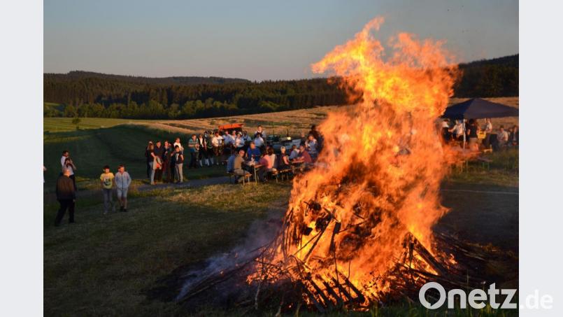 Auf der „Busl-Höhe“ über Tröbes wurde das Johannisfeuer von der Landjugend mit ihren Vorsitzenden Kerstin Hofmeister und Jonas Rom und weiteren vier Mitgliedern entzündet. Pfarrer Josef Most segnete zuvor das Johannisfeuer. Gemeinsam wurde mit der Bevölkerung das alte Brauchtum gefeiert. Bild: gi