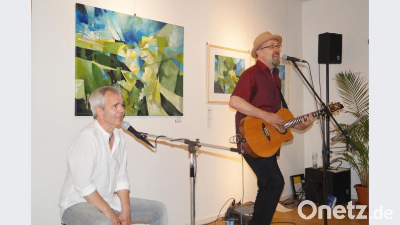 Einen tollen Liederabend erleben 60 Zuhörer im Schirmitzer Bürgersaal mit Hubert Treml (rechts) und Klaus Kuran Bild: du