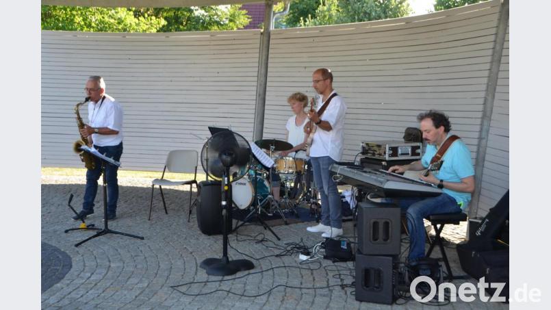 Erstmals brauchte eine Band zur Abkühlung beim Auftritt einen Lüfter. &quot;Blue Note Project&quot; erwischte den bisher heißesten Serenadenabend aller Zeiten. Bild: dob