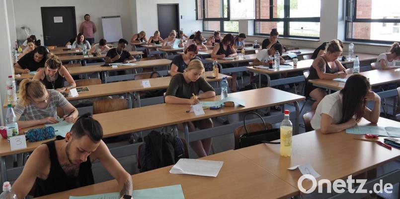 Nur Papier und Kugelschreiber, auch Friseure müssen die Theorie beherrschen. Bild: Bühner