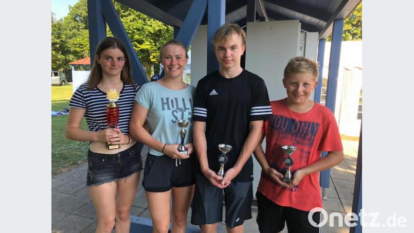Kathrin Bachmeier, Viktoria Bogner, Fynn Legat und Leonhard Fütterer kehrten vom internationalen Sprintermeeting in Landau mit Pokalen im Gepäck zurück. Bild: rbg