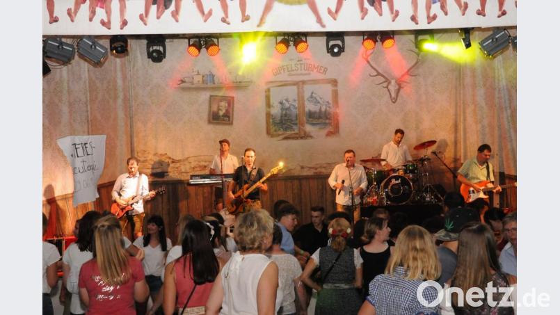Wenn die &quot;Gipfelstürmer&quot; mit ihrer &quot;Volxmusik&quot; loslegen füllt sich ganz schnell die Tanzfläche. Bild: bey