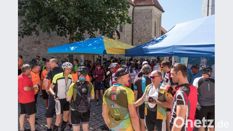 Bei der Verpflegung in Falkenberg war ein gutes Radler-Bier ein Muss. Bild: dtr