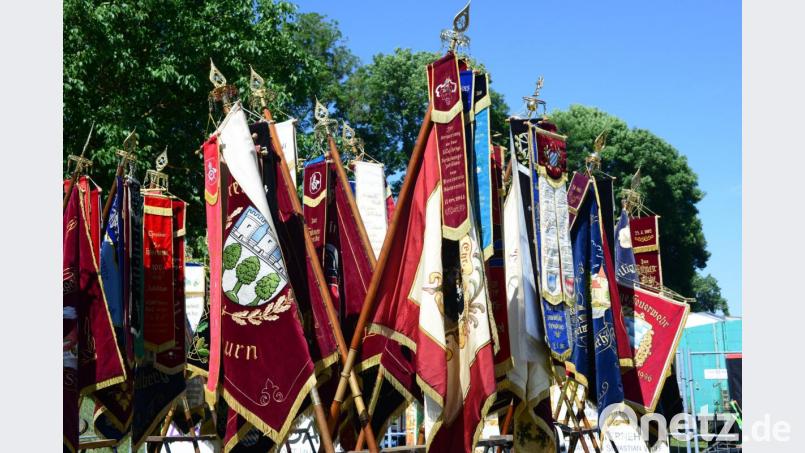 Der Fahnenwald lässt erkennen, wie viele Wehren und Vereine sich beim Festzug beteiligten. Bild: bey