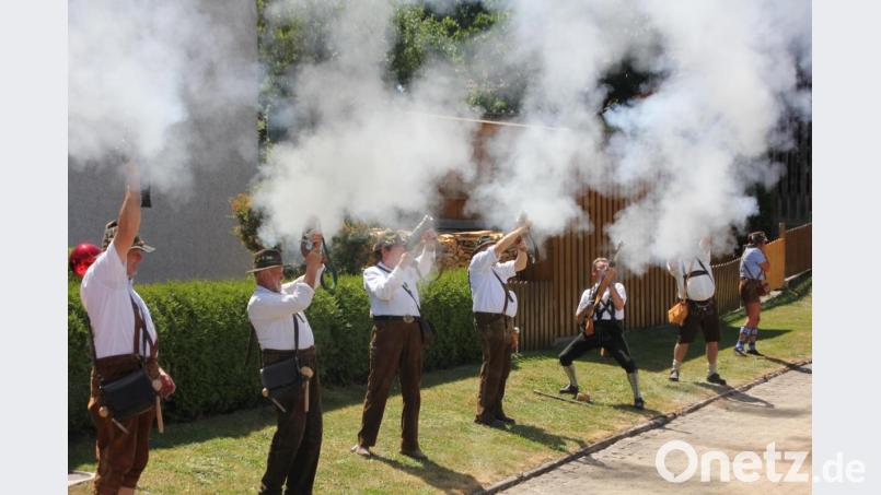 Imposant: Die Tirschenreuther Böllerschützen eröffneten den Festzug. Bild: kro