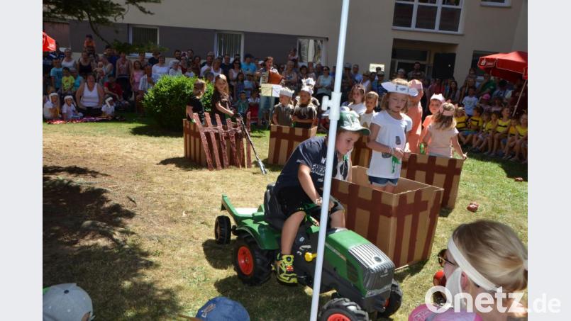 Mit dem Traktor geht es jetzt hinaus auf&#039;s Feld. Bild: dob