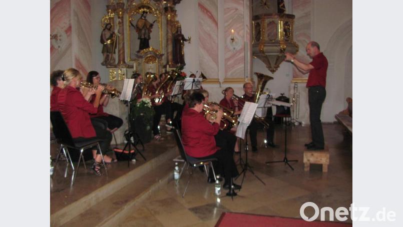 Der evangelische Posaunenchor Unter Leitung von Markus Sparrer (rechts) imponiert schon zu Beginn mit "La Rejouissanse" aus Händels Feuerwerksmusik. Bild: sei
